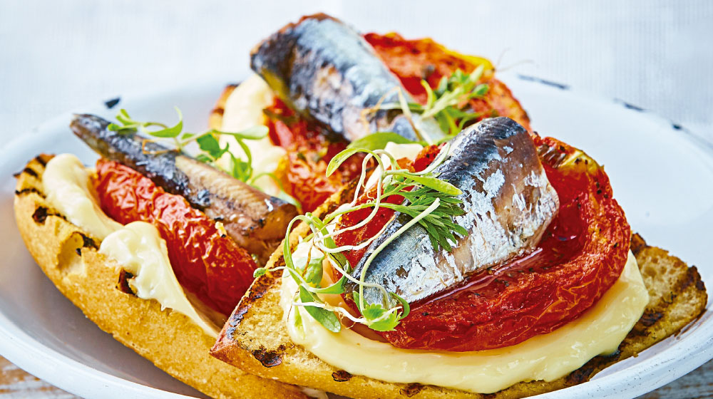 Receta de crostini con jitomate rostizado y sardina