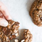 Galletas de chispas de chocolate veganas con chile ancho seco