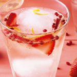 Gin tonic con pimienta rosa y fresas