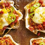 Cazuelita de tortilla con frijoles, chorizo y jalapeño