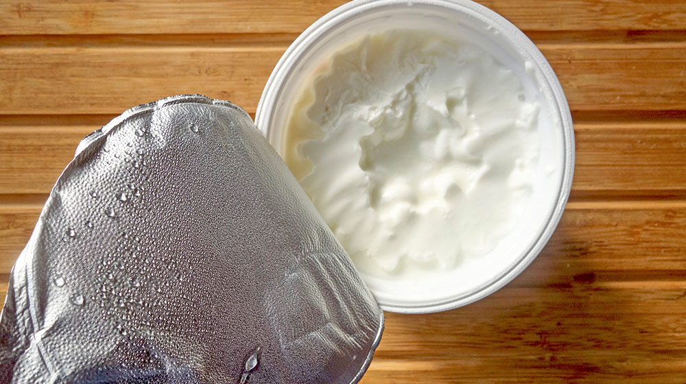 Por qué no debes reutilizar los envases de yogurt