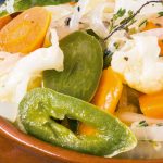 Picles de zanahoria, coliflor y chile jalapeño en escabeche