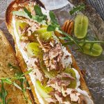 Receta con jocoque: baguette con uvas y atún