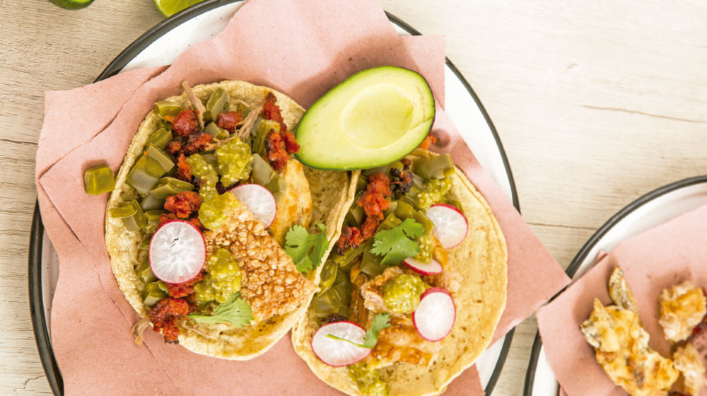Tacos placeros con chorizo y nopales