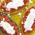 Tlacoyos ahogados de chicharron prensado en salsa verde