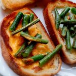 Molletes con ejotes a la mexicana