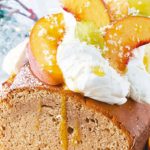 Postre sencillo: panqué de macadamia con crema batida