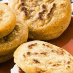 Bocoles rellenos de chicharrón prensado