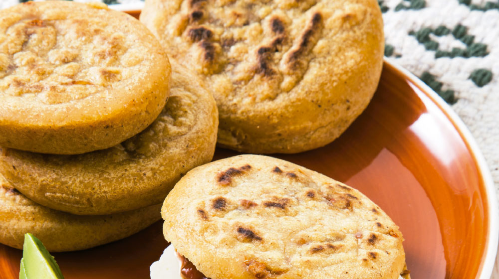 Bocoles rellenos de chicharrón prensado