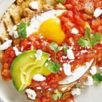 Huevos rancheros sobre pan árabe