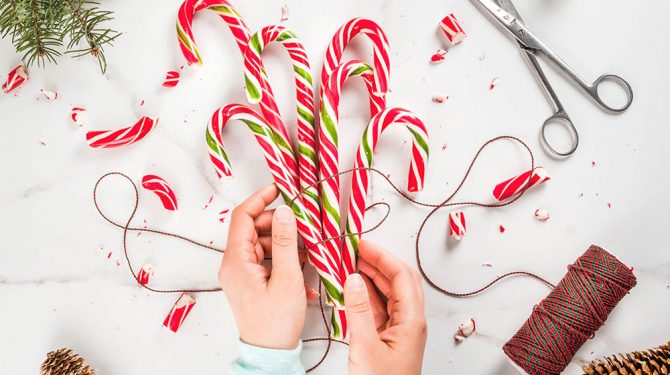 Bastones de caramelo navideños: aprende a prepararlos y su historia