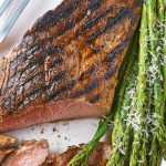 Brisket con espárragos y romero