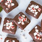 Galletas de navidad con caramelos cubiertas con chocolate