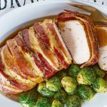 Lomo de cerdo envuelto en tocino con salsa de maple