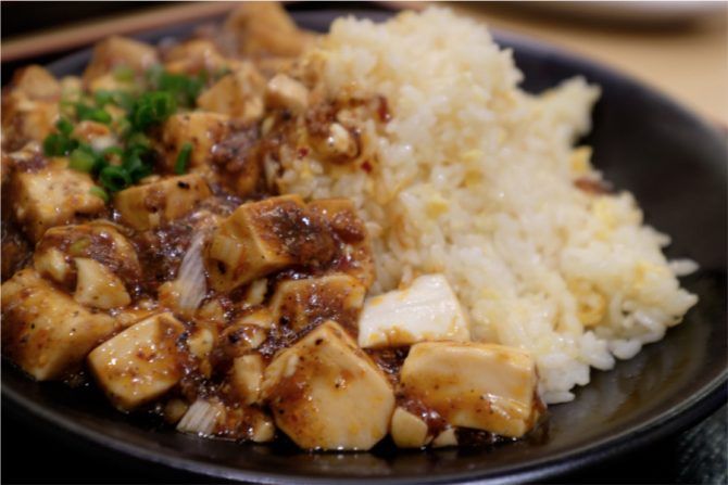 Arroz yakimeshi con pollo teriyaki