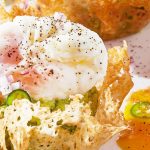 Chicharrón de queso con huevo y guacamole