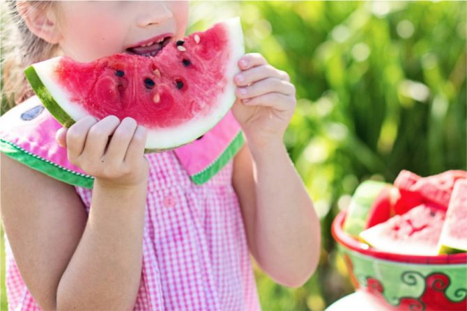 Niña comiendo sandia