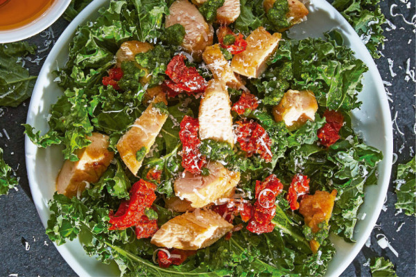 Recetas con pollo, recetas de pollo: Ensalada de pollo con kale y jitomate