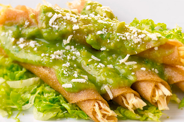 Flautas de pollo con salsa de aguacate
