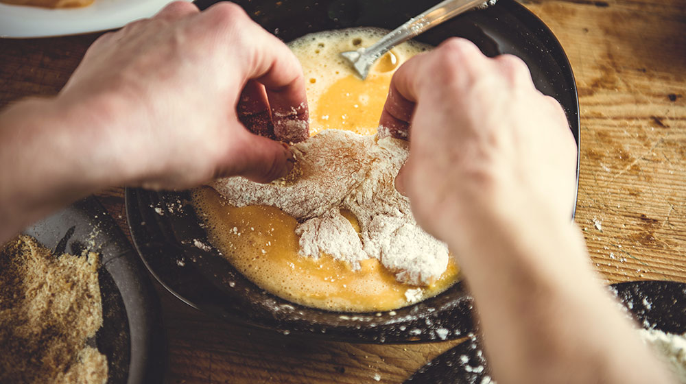 Huevo para hacer milanesa de pollo