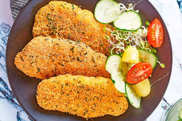 Recetas de pollo, recetas con pollo: milanesa de pollo empanizada con ensalada de alfalfa