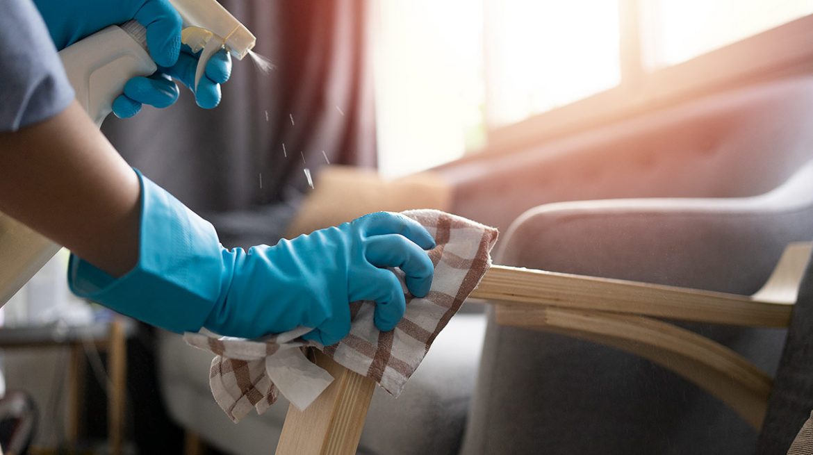 cómo desinfectar sillones y muebles de tela