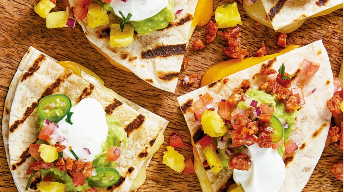 Gringas de guacamole con chorizo y queso manchego