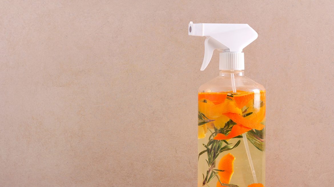 Spray de naranja y romero casero para limpiar tu hogar