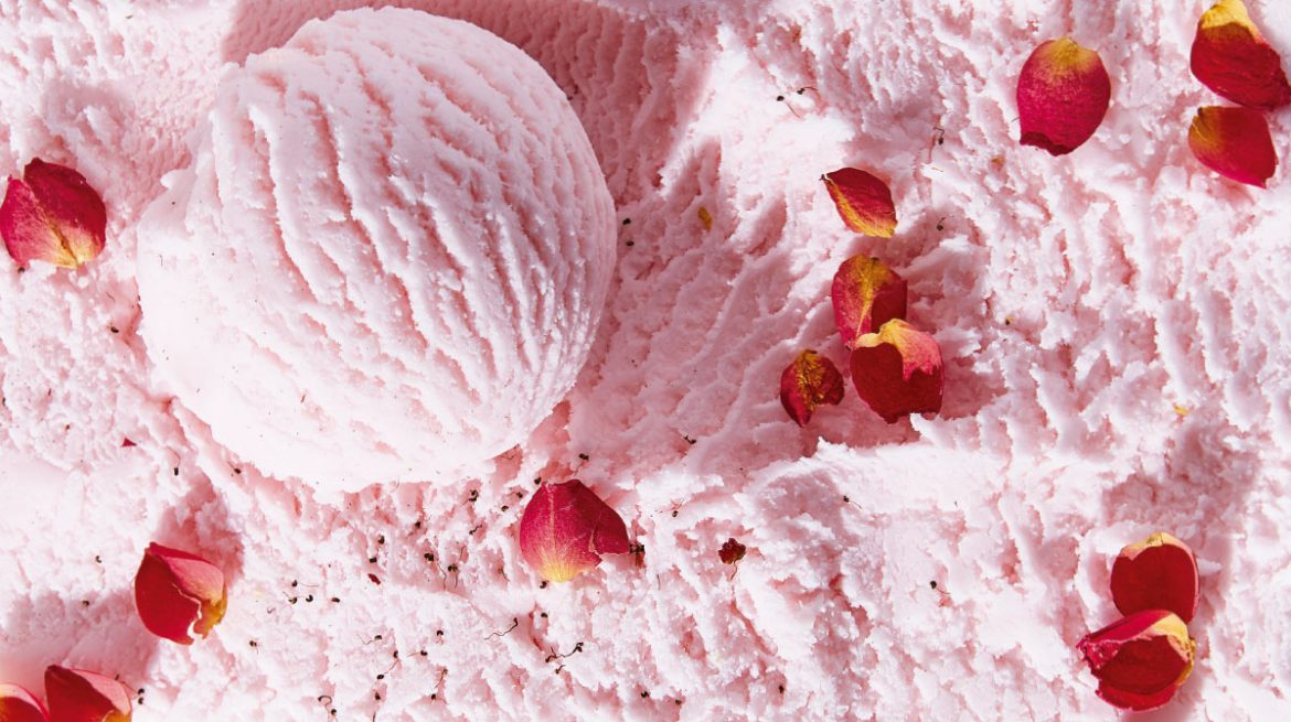 Helado de petalos de rosa