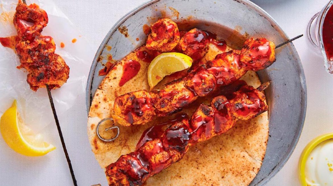 Brochetas de muslos de pollo asados