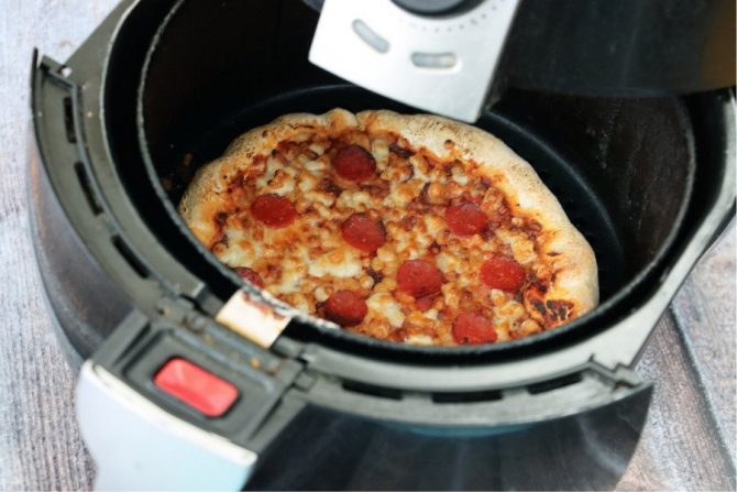 Calentar pizza en freidora de aire