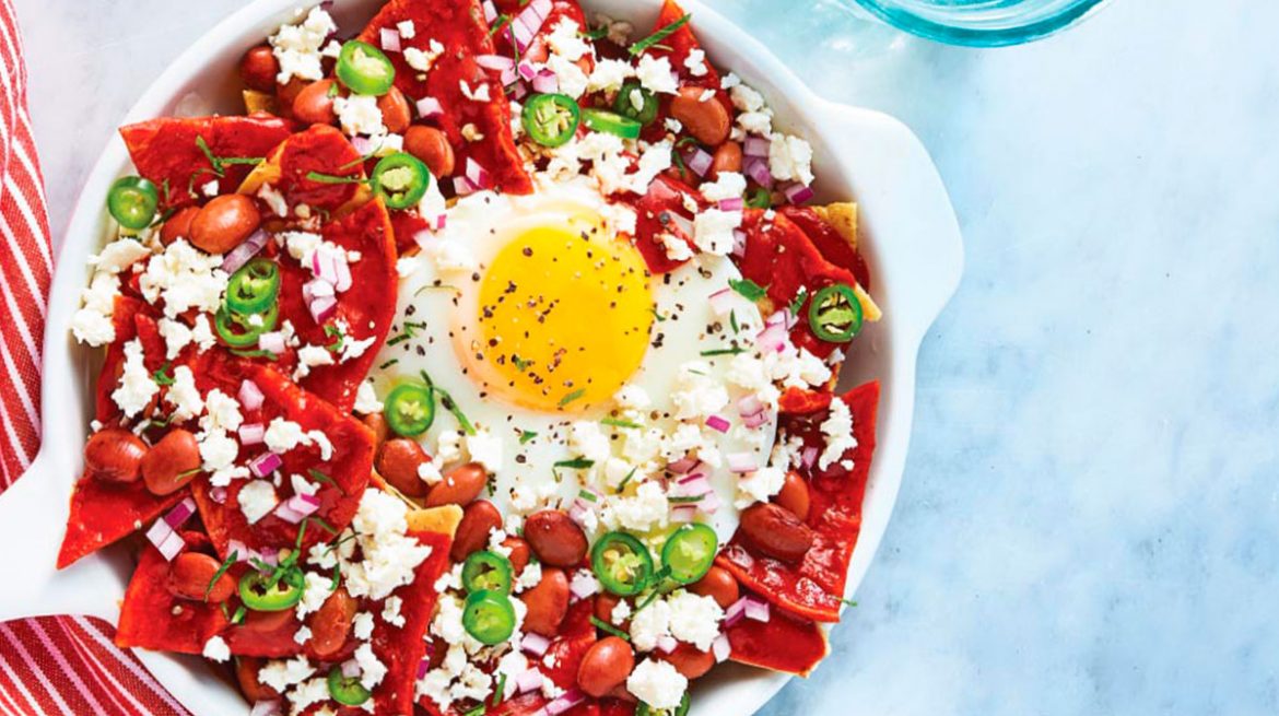 Chilaquiles con salsa de chile guajillo