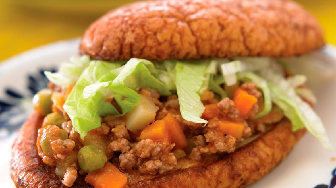 Pambazo de picadillo de res