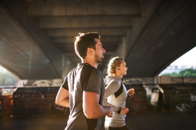 pareja corriendo en la ciudad durante la manana