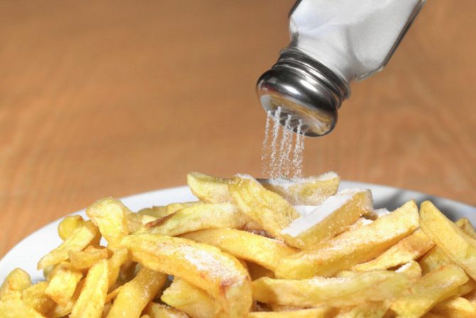 ¿Por qué es malo consumir sal?