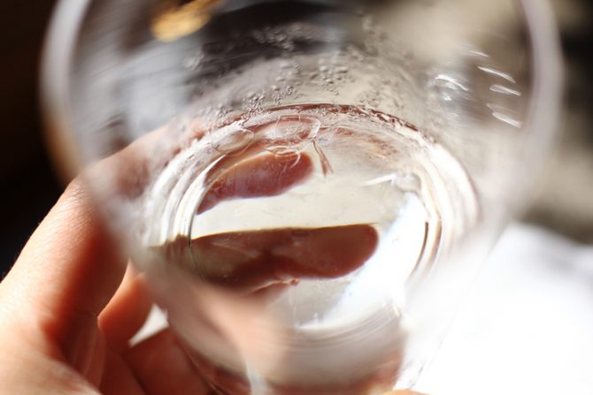 que pasa si tomas agua en exceso
