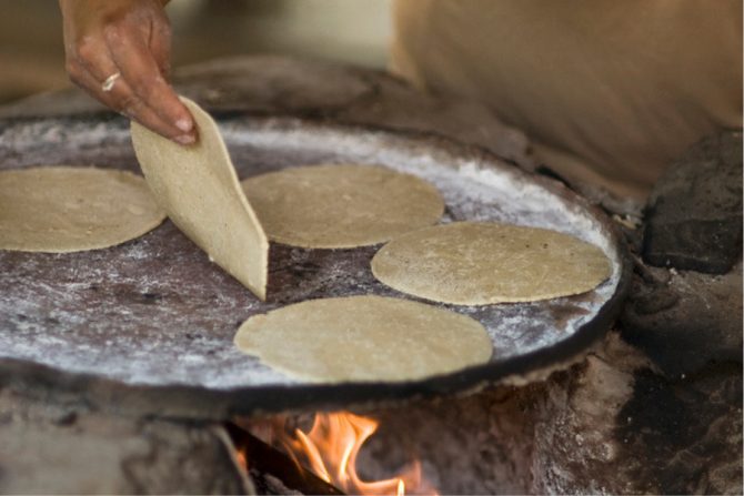 Tortillas de maíz hechas a mano