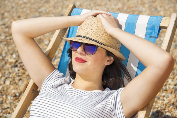 usos y beneficios del azucar mujer tomando el sol