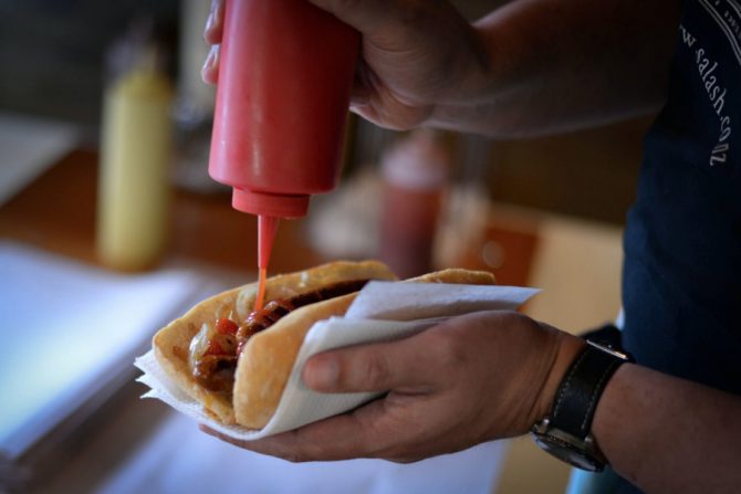 Comer hot dog resta minutos de vida saludable