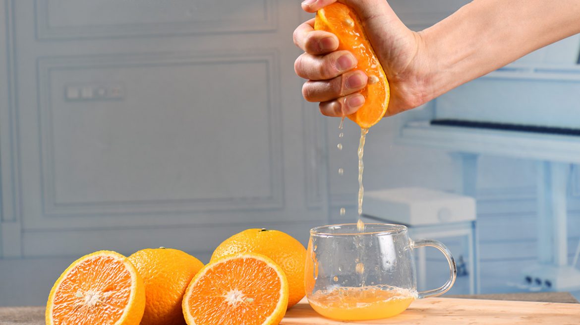 como exprimir una naranja