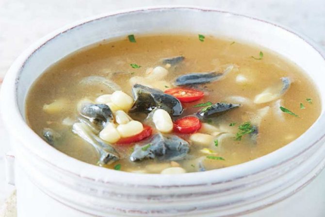 Sopa de elote con huitlacoche