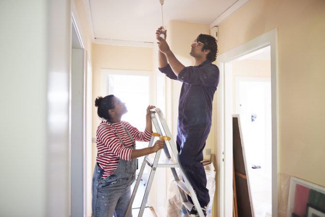 como ahorrar luz en la casa de forma práctica y sencilla
