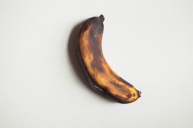 plátano maduro con cáscara negra