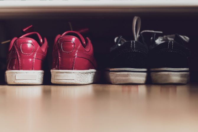 zapatos debajo de la cama