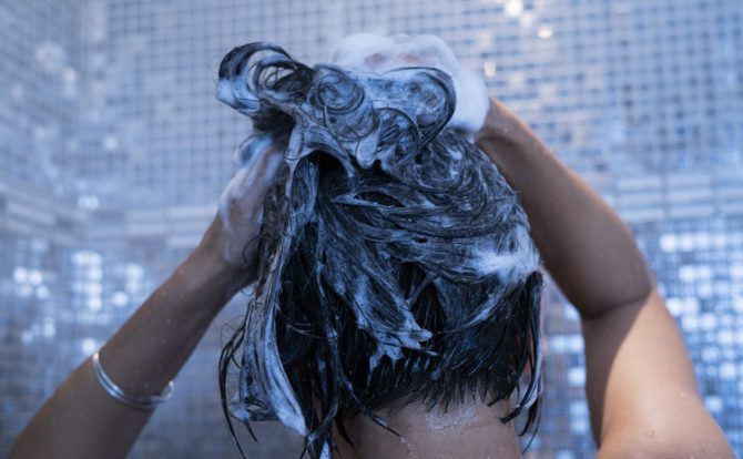 como lavar tu cabello con enjuague bucal para eliminar la caspa