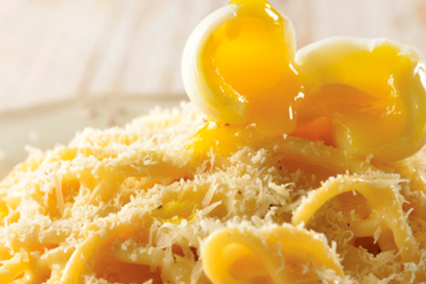 Espagueti con huevos de codorniz y queso parmesano