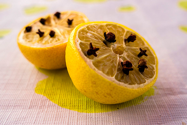 Limón con clavos de olor