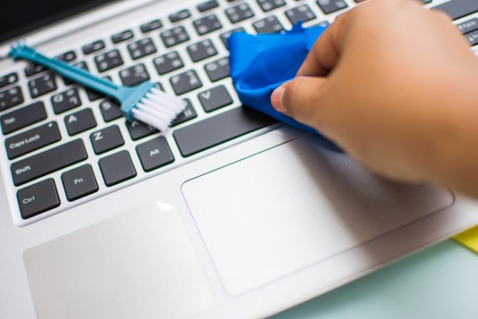 limpiar computadora con cepillo de dientes
