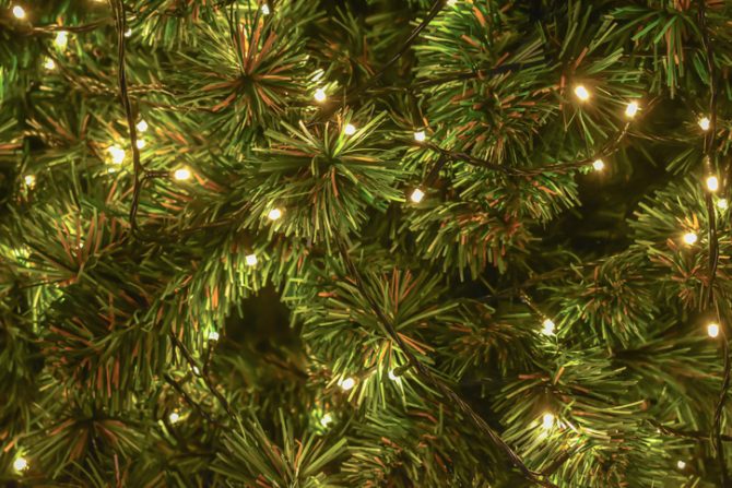 cómo colocar las luces en el árbol de navidad