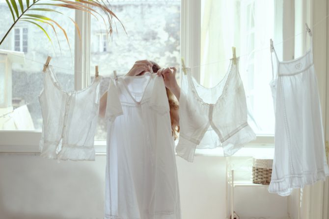 cómo limpiar y blanquear la ropa blanca con bicarbonato y vinagre